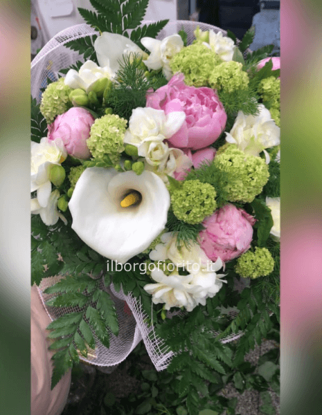 Mazzo di fiori assortiti colori chiari.