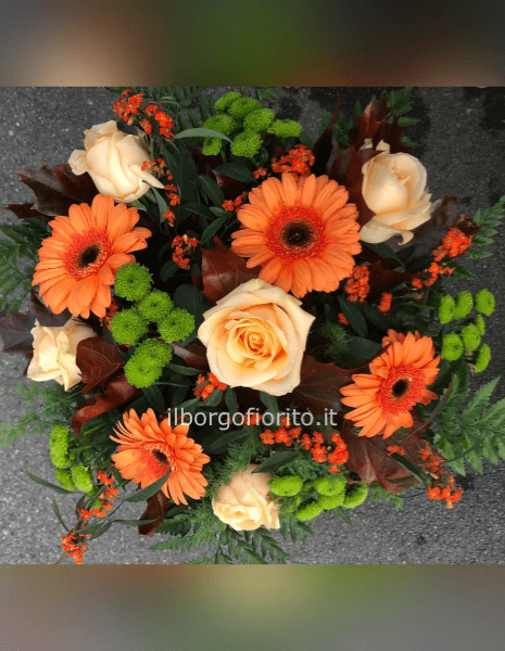 Bouquet di fiori salmone e iperico.