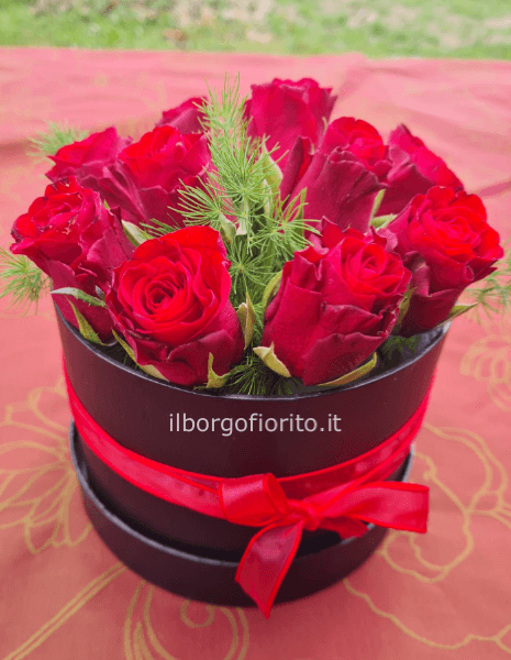 Scatola con rose rosse.