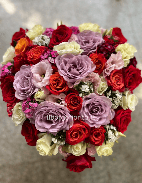 Cuore di fiori freschi, colori assortiti.