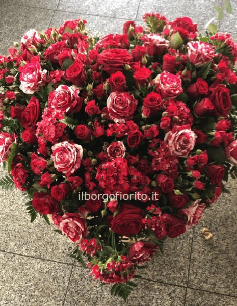 Cuore di rose colore rosso.