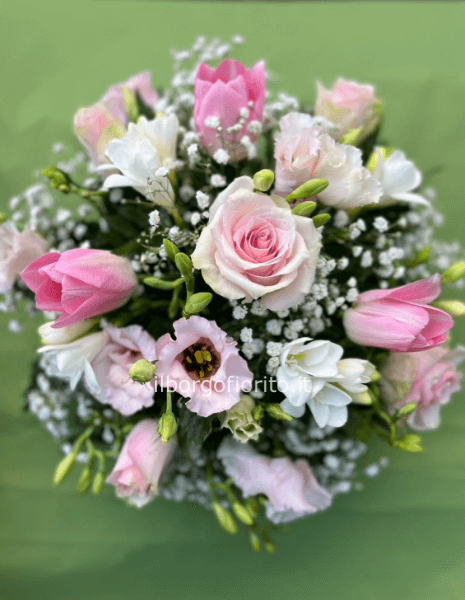 Bouquet di rose rosa e gypsofila.