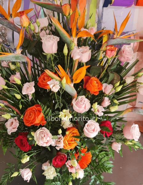 Composizione alta di fiori assortiti.