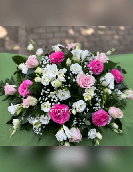 Composizione con fiori colori chiari.