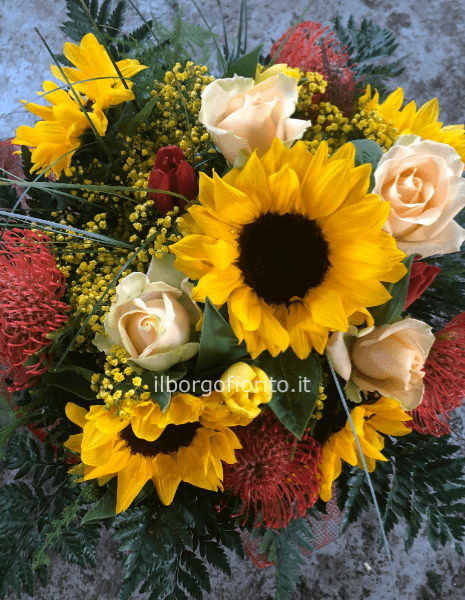 Composizione di fiori freschi assortiti, in particolare girasoli  e rose.