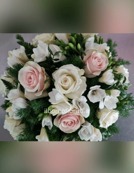 Bouquet di rose bianche confezionato.