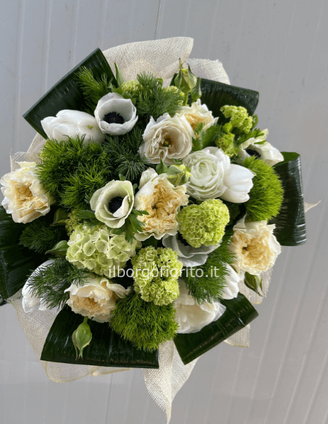 Bouquet di rose e fiori bianchi.