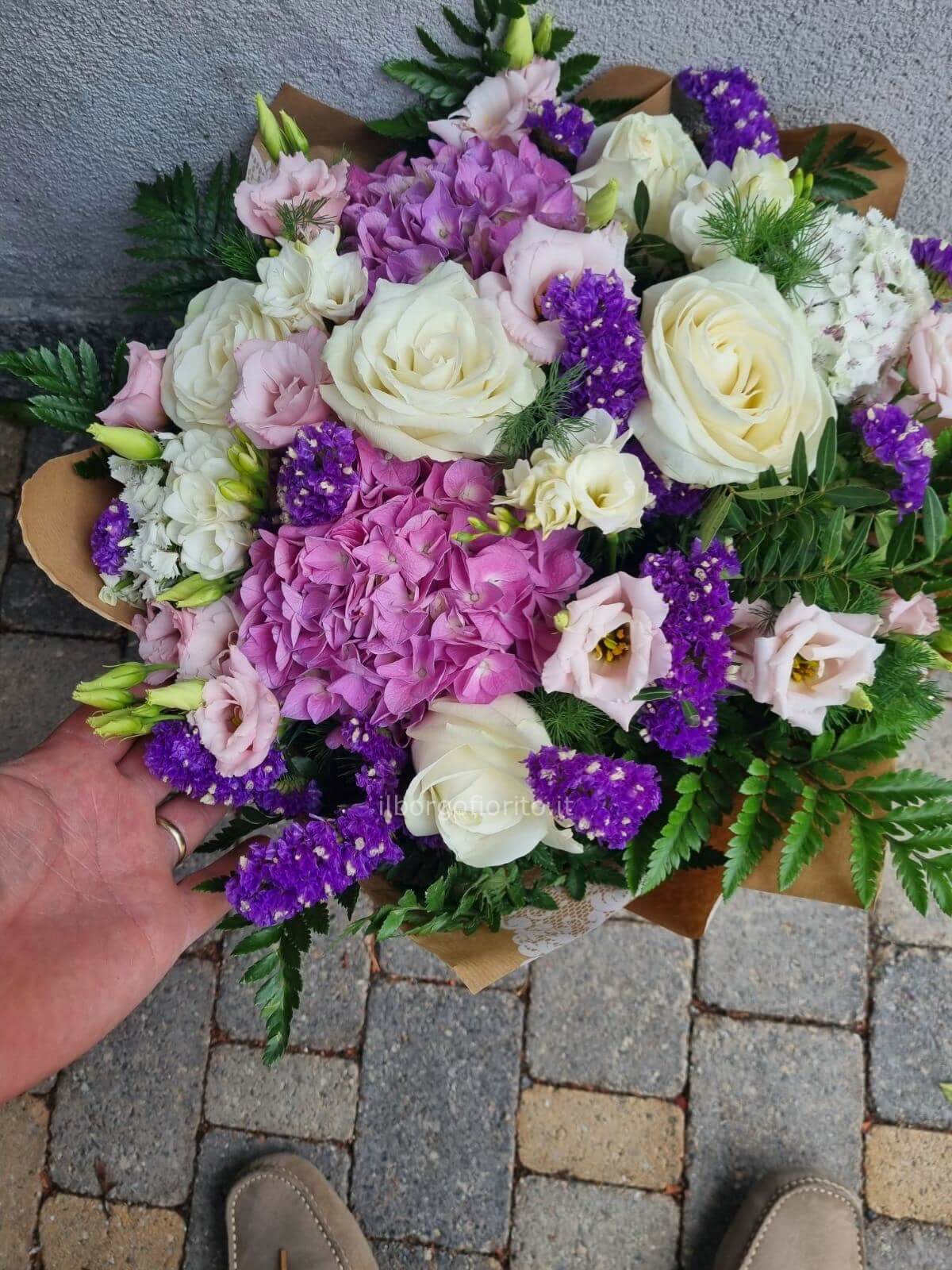 Bouquet di fiori freschi assortiti.